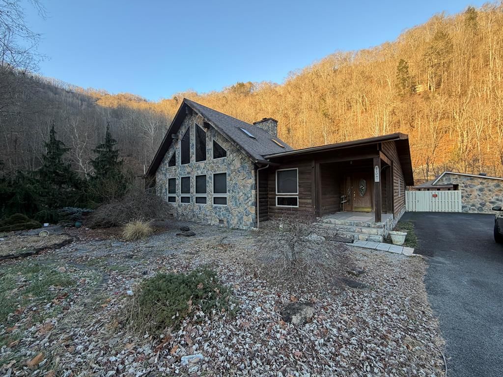 Photo of 1087 Greenhouse Circle, Bristol, VA 24631 (MLS # 104289)