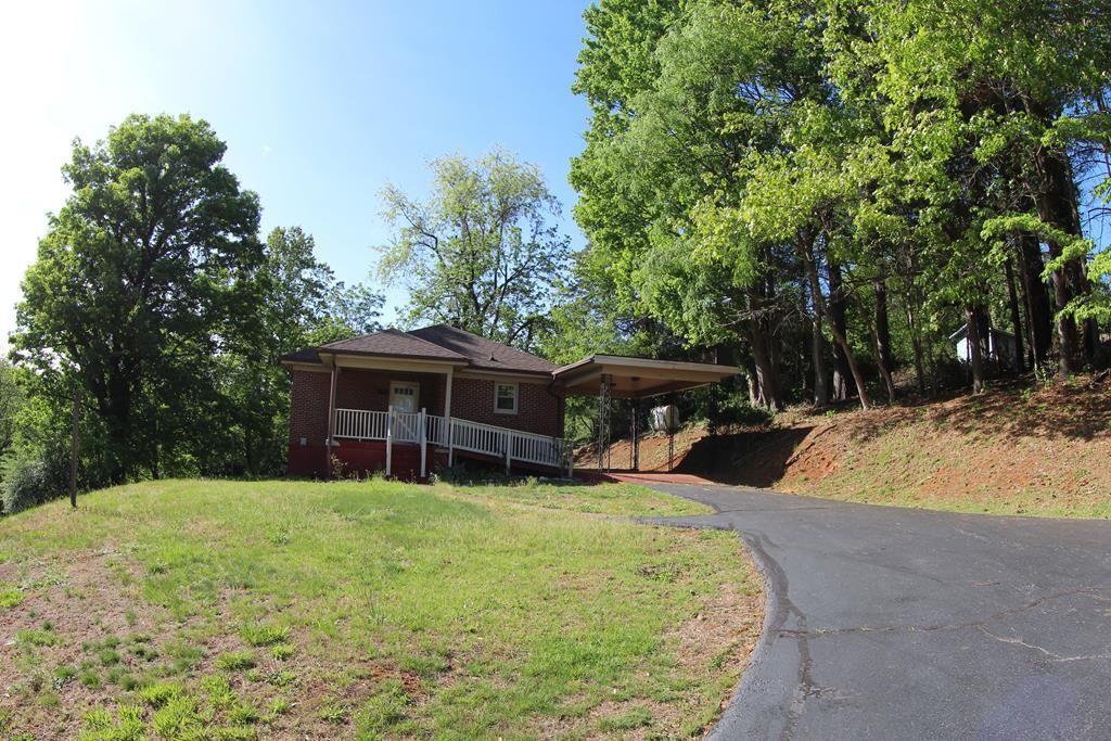 Photo of 318 W Blue Ridge St, Stuart, VA 24171 (MLS # 104267)