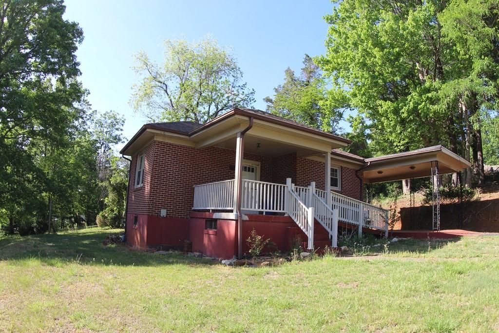 Photo of 318 W Blue Ridge St, Stuart, VA 24171 (MLS # 104267)