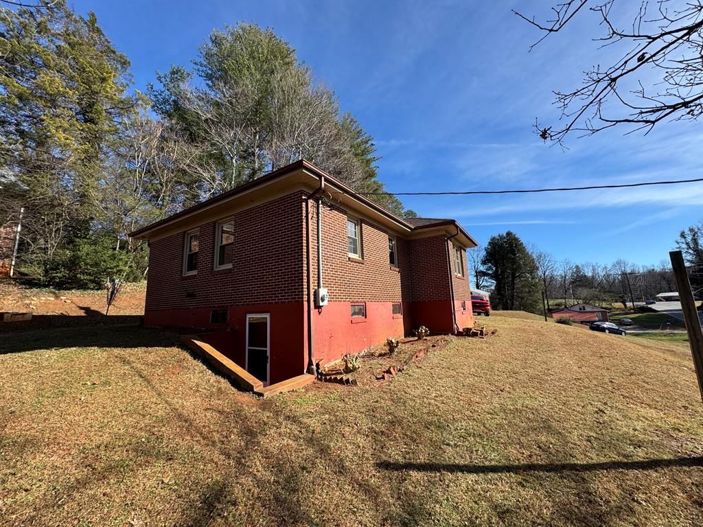 Photo of 318 W Blue Ridge St, Stuart, VA 24171 (MLS # 104267)