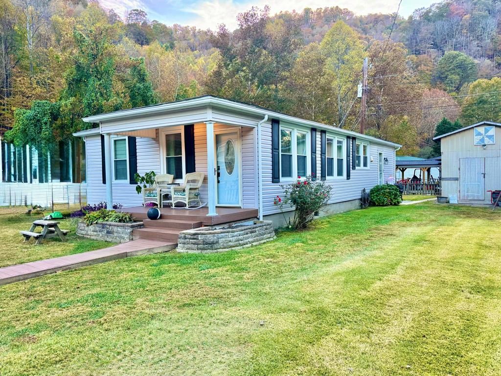 Photo of 1040 Red Jacket Rd, Oakwood, VA (MLS # 104485)