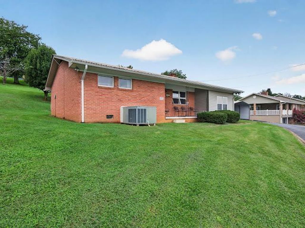 Photo of 823 Midnight Dr, Chilhowie, VA 24319 (MLS # 111189)