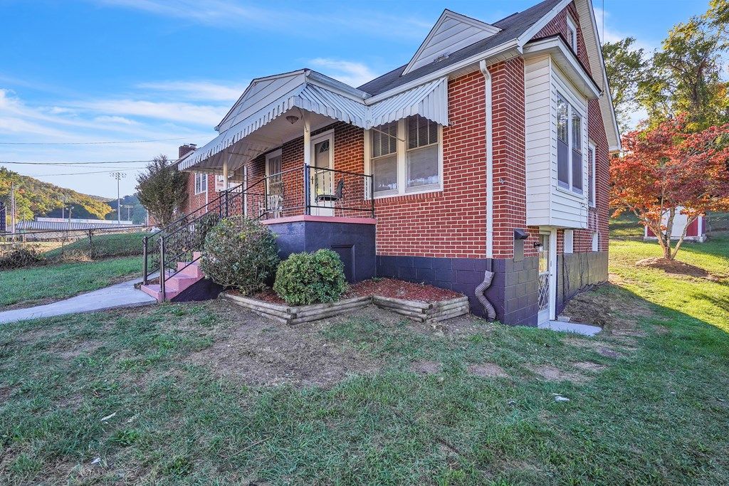 Photo of 410 Draper Avenue, Pulaski, VA 24301 (MLS # 103777)