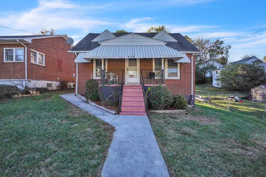Photo of 410 Draper Avenue, Pulaski, VA 24301 (MLS # 103777)