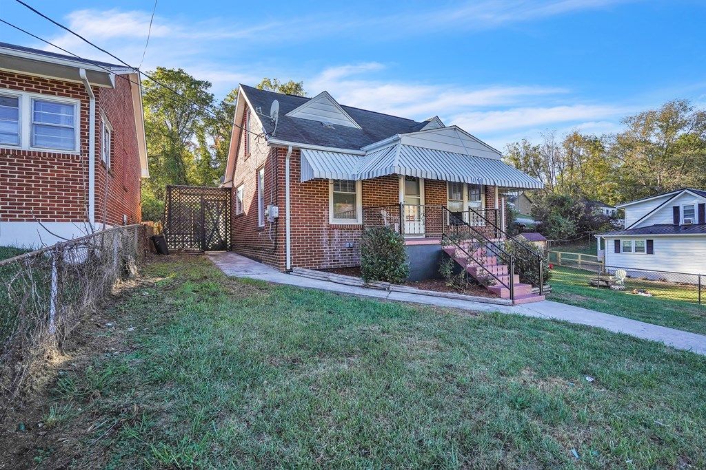 Photo of 410 Draper Avenue, Pulaski, VA 24301 (MLS # 103777)