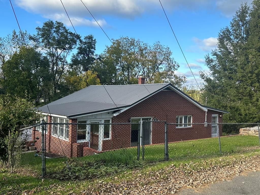 Photo of 481 Hill St, Tazewell, VA 24651 (MLS # 103967)