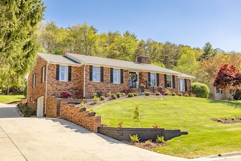 Photo of 1095 W Fulton Street, Wytheville, VA 24382 (MLS # 109725)