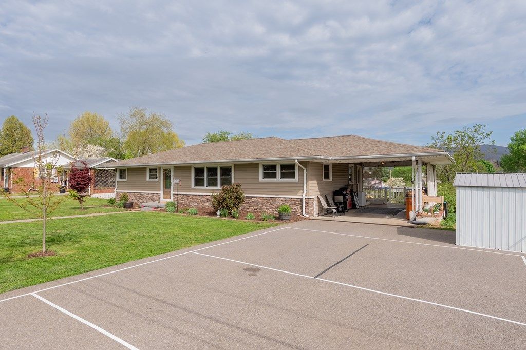 Photo of 913 Locust Drive, Pearisburg, VA 24134 (MLS # 109664)