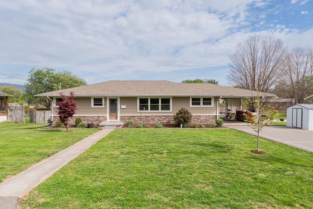 Photo of 913 Locust Drive, Pearisburg, VA 24134 (MLS # 109664)