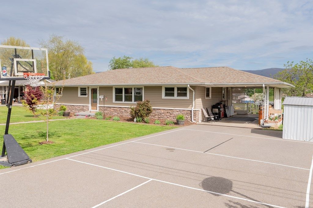 Photo of 913 Locust Drive, Pearisburg, VA 24134 (MLS # 109664)