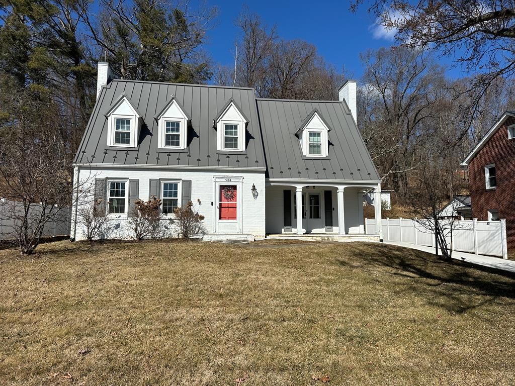 Photo of 934 W Stuart Dr, Galax, VA 24333 (MLS # 105855)