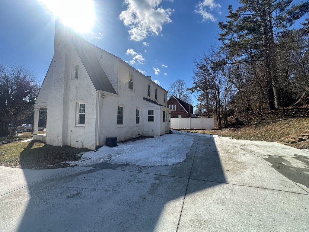 Photo of 934 W Stuart Dr, Galax, VA 24333 (MLS # 105855)