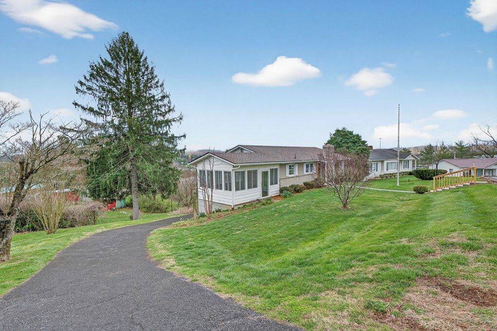 Photo of 320 SW Lowry Drive, Abingdon, VA 24210 (MLS # 109330)