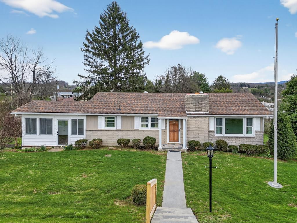 Photo of 320 SW Lowry Drive, Abingdon, VA 24210 (MLS # 109330)