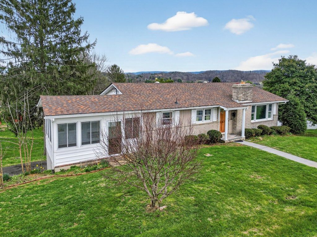 Photo of 320 SW Lowry Drive, Abingdon, VA 24210 (MLS # 109330)