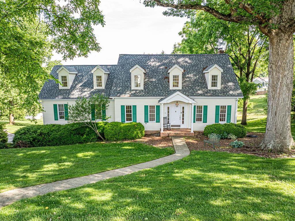 Photo of 20010 Oakwood Drive, Abingdon, VA 24211 (MLS # 110350)