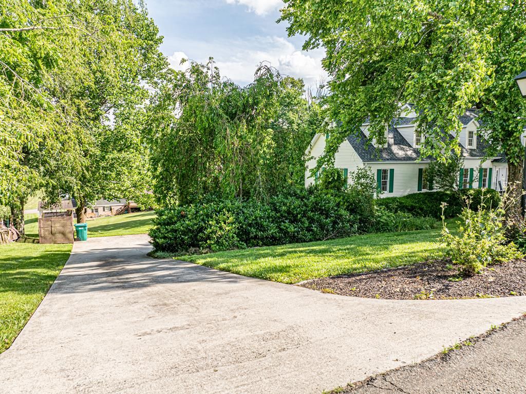 Photo of 20010 Oakwood Drive, Abingdon, VA 24211 (MLS # 110350)