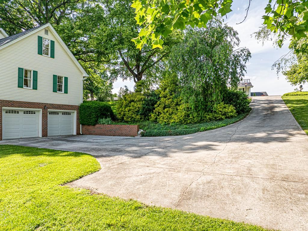 Photo of 20010 Oakwood Drive, Abingdon, VA 24211 (MLS # 110350)