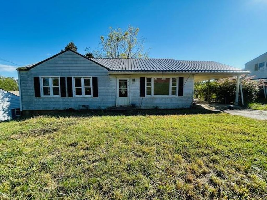 Photo of 403 Poplar St, Galax, VA 24333 (MLS # 104727)