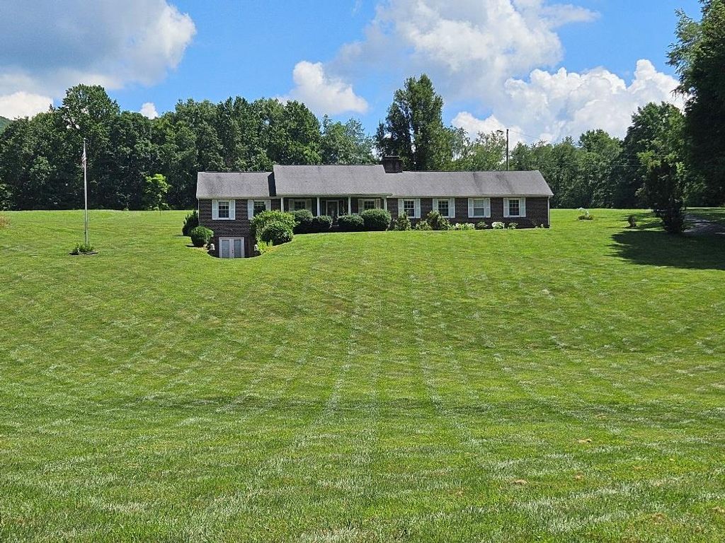 Photo of 928 Pierce Rd, Marion, VA 24354 (MLS # 104125)
