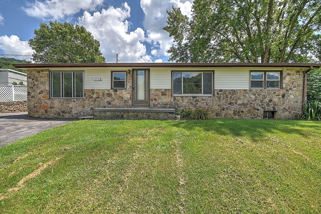 Photo of 4310 Gate City Highway, Bristol, VA 24201 (MLS # 111375)