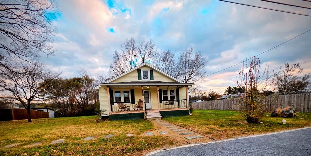 Photo of 524 SW Hagy St, Abingdon, VA 24210 (MLS # 104141)