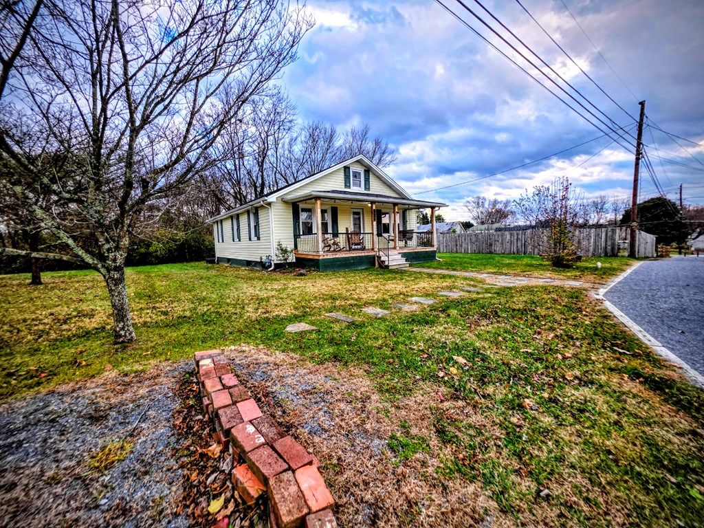 Photo of 524 SW Hagy St, Abingdon, VA 24210 (MLS # 104141)