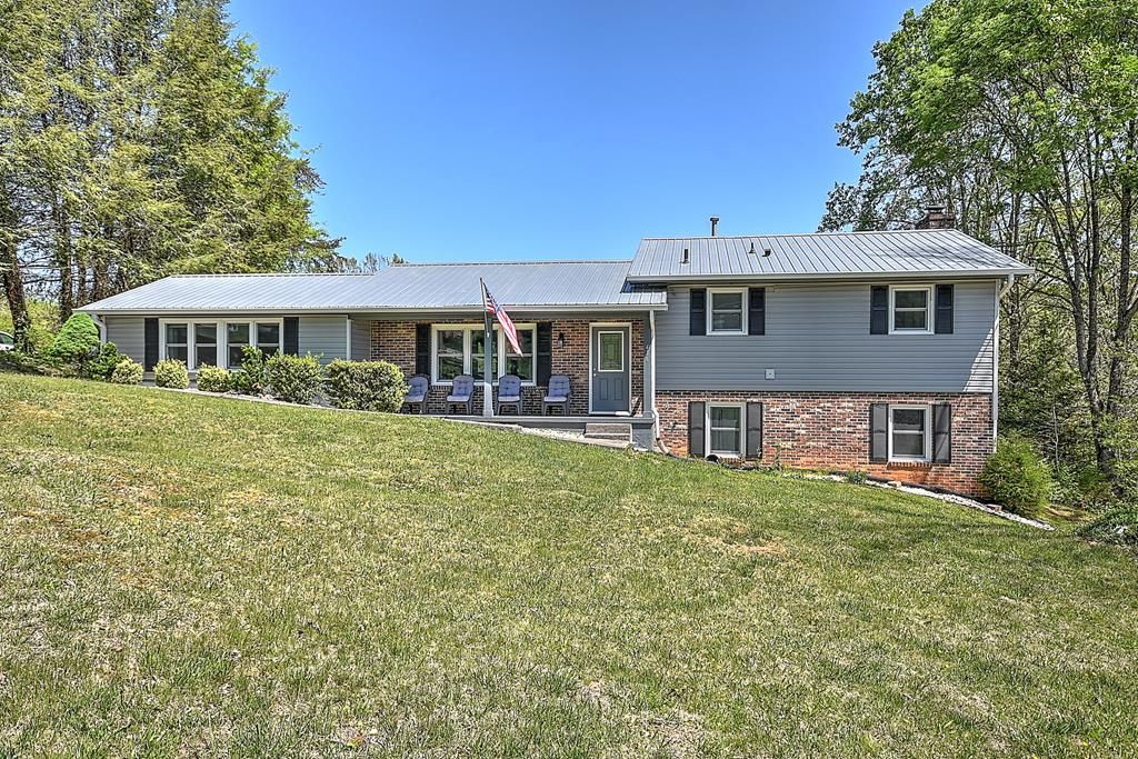 Photo of 436 Brookwood Dr, Bristol, TN 37620 (MLS # 109757)