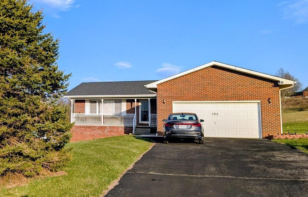 Photo of 390 Asbury Ln, Wytheville, VA 24382 (MLS # 109589)