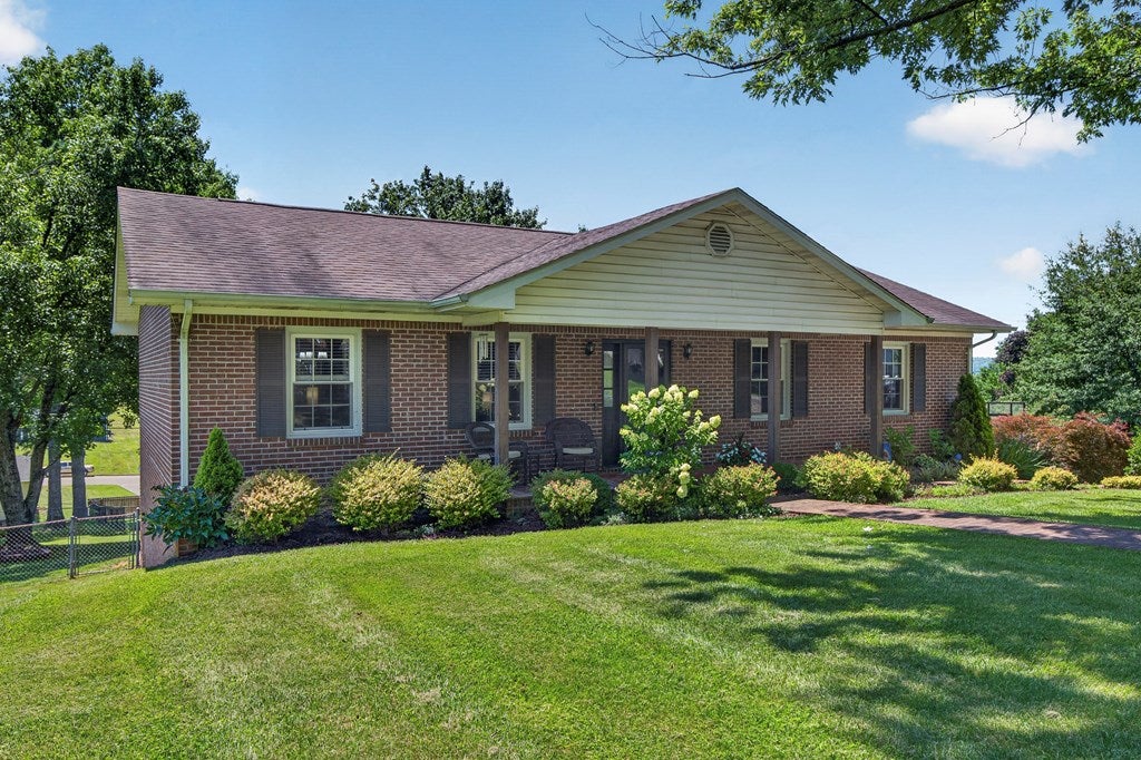 Photo of 1140 Hillview Dr, Abingdon, VA 24210 (MLS # 111053)