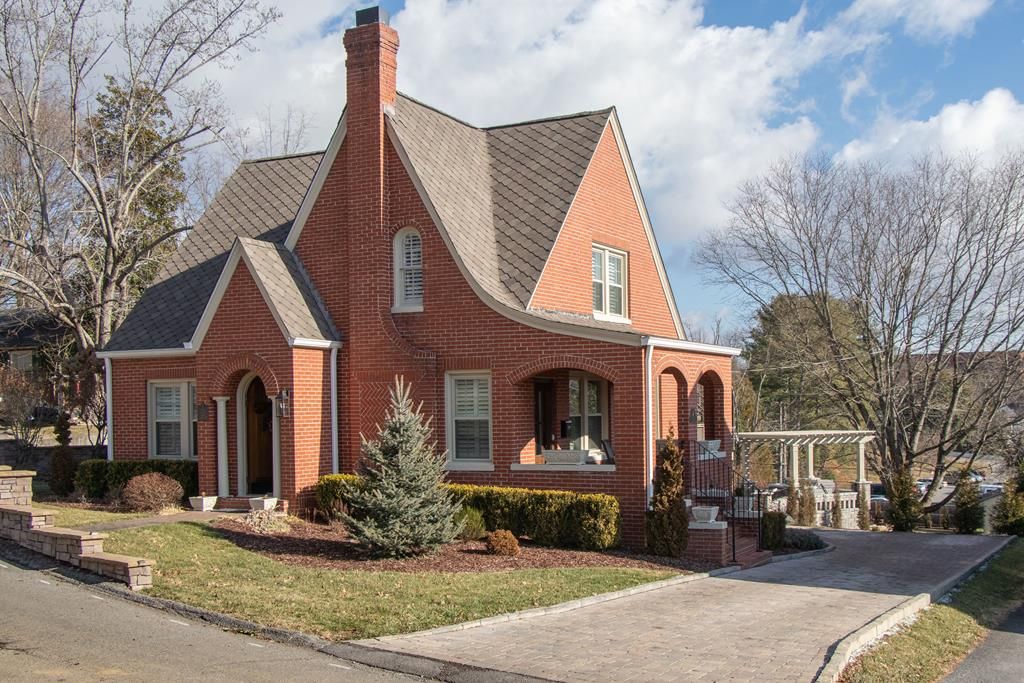 Photo of 224 Mason Place, Abingdon, VA 24210 (MLS # 104517)