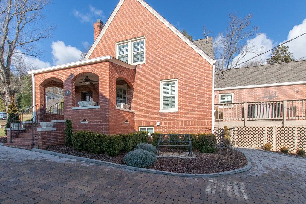 Photo of 224 Mason Place, Abingdon, VA 24210 (MLS # 104517)