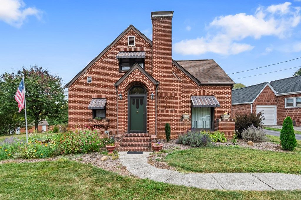 Photo of 153 Wilden St, Marion, VA 24354 (MLS # 103711)