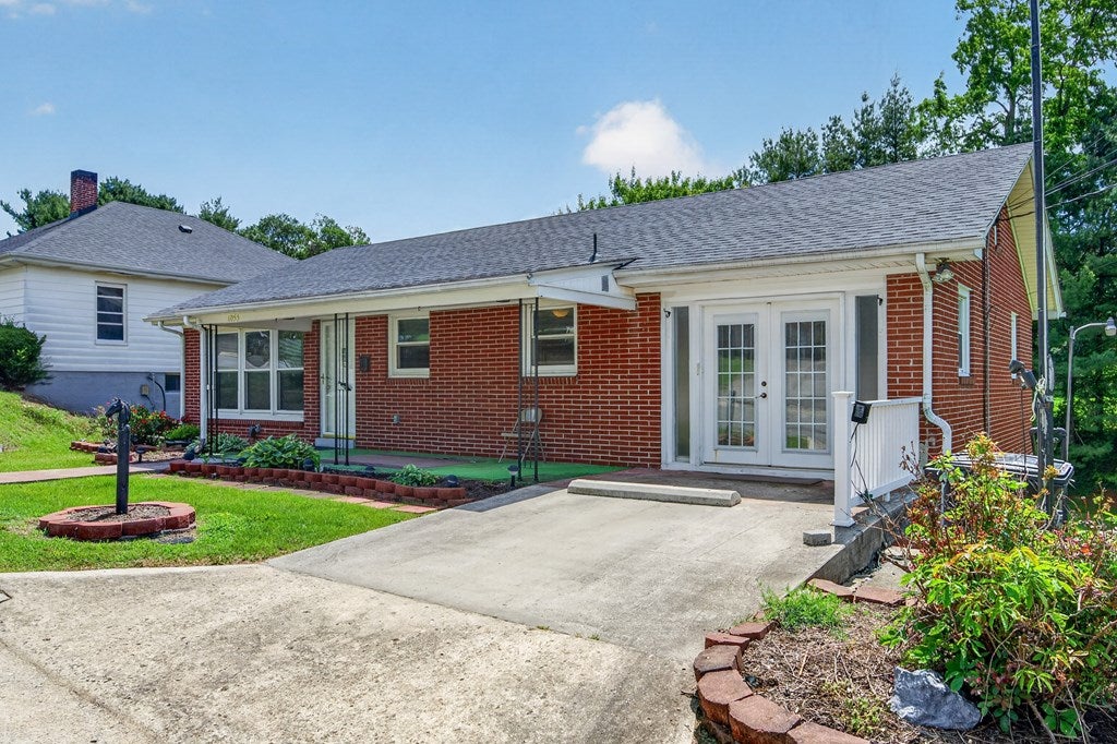 1055 W North