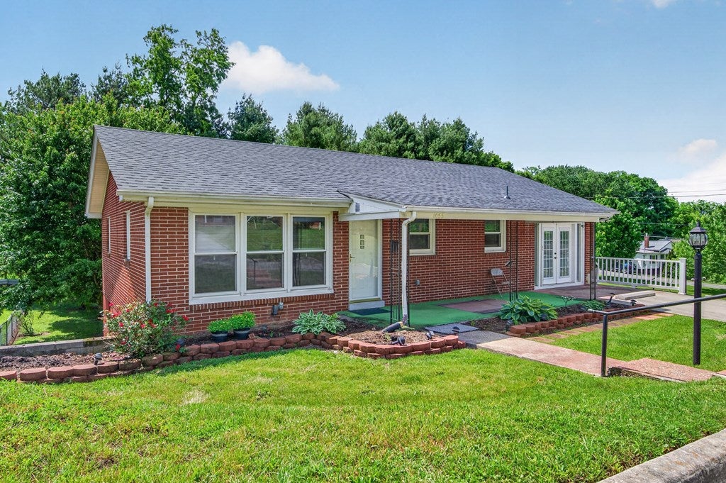 1055 W North
