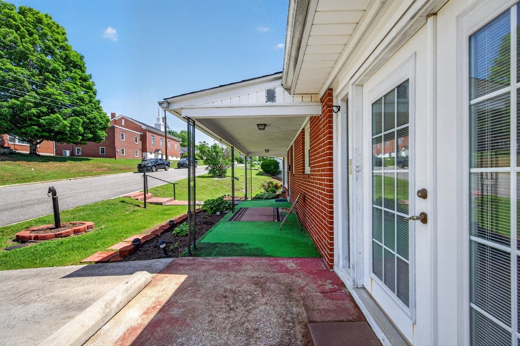 1055 W North