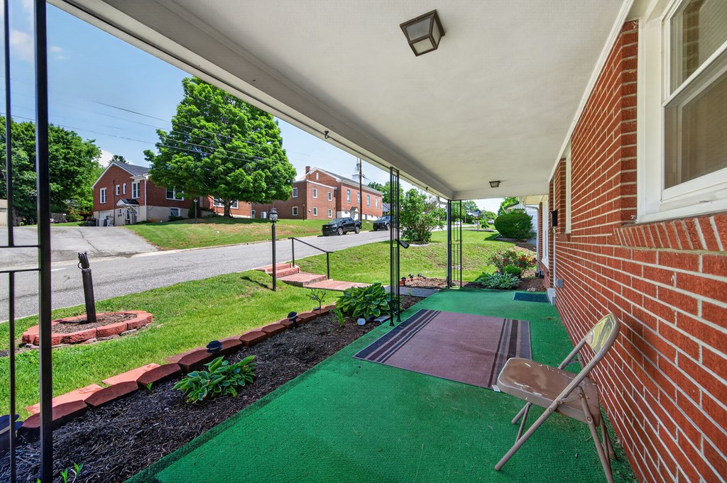 1055 W North