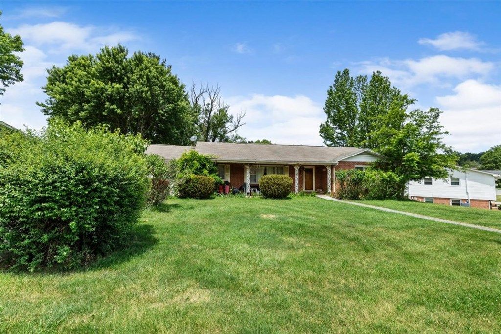 Photo of 1303 Hopkins Drive, Pulaski, VA 24301 (MLS # 110512)