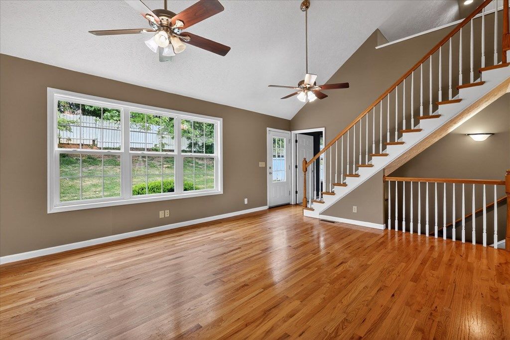 Photo of 157 Stoneybrook Dr, Abingdon, VA 24210 (MLS # 109832)