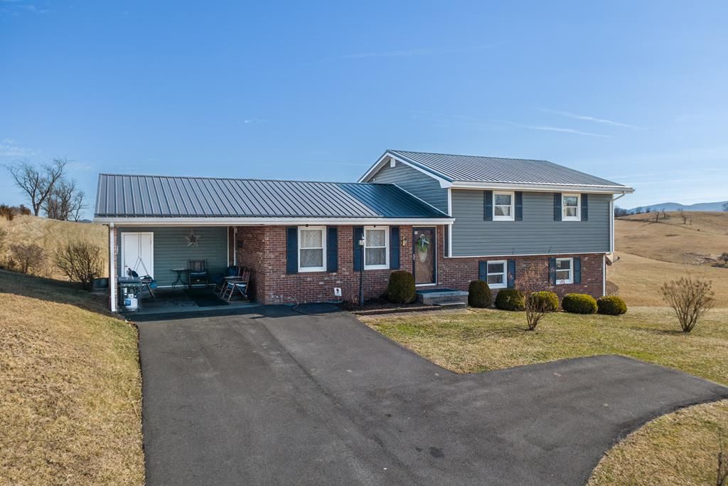 Photo of 417 Pioneer Rd, Marion, VA 24354 (MLS # 104657)