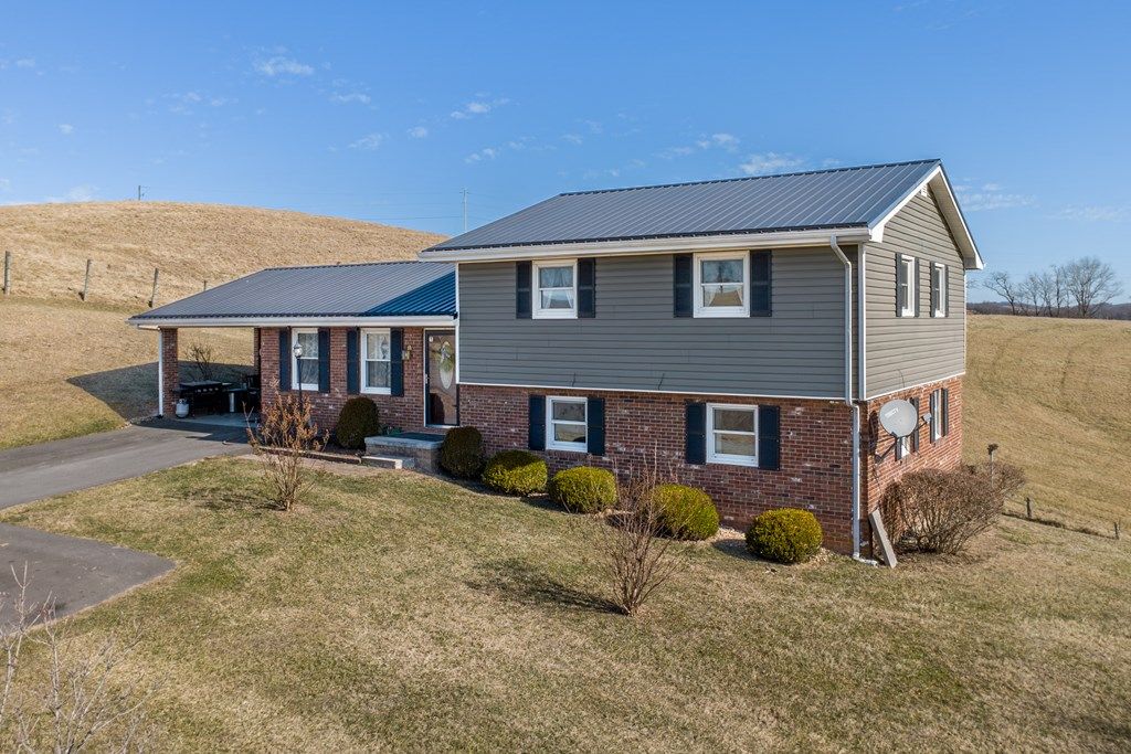 Photo of 417 Pioneer Rd, Marion, VA 24354 (MLS # 104657)