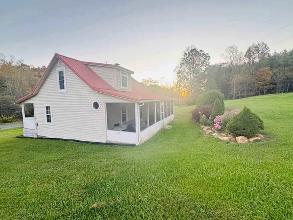 Photo of 548 Hunters Ridge Rd, Dugspur, VA 24325 (MLS # 110585)