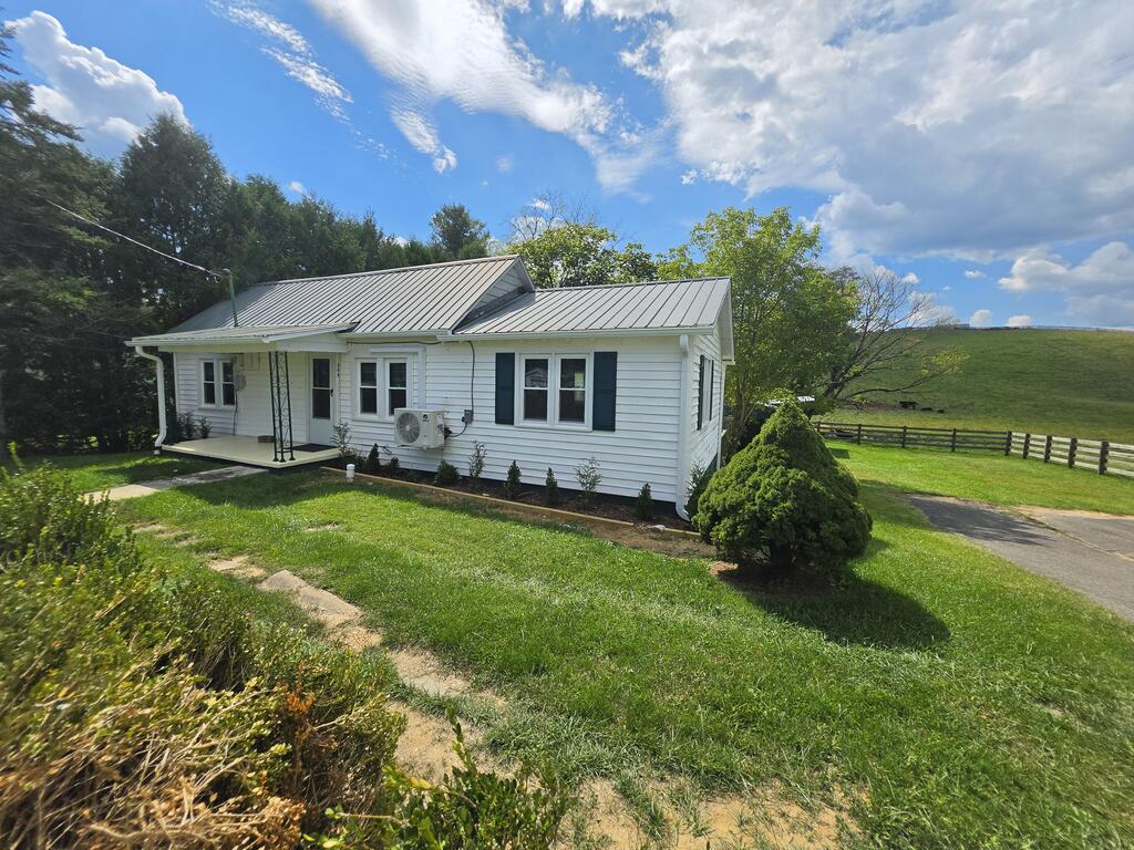 Photo of 308 Kenbrook Dr, Galax, VA 24333 (MLS # 111950)