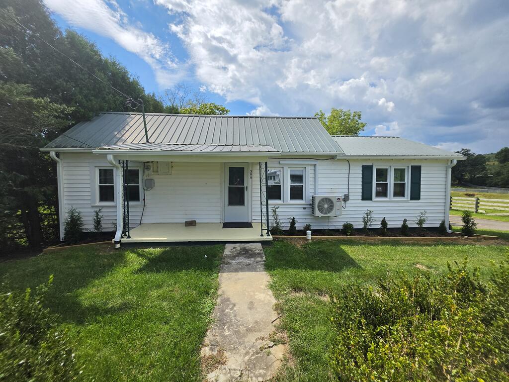 Photo of 308 Kenbrook Dr, Galax, VA 24333 (MLS # 111950)