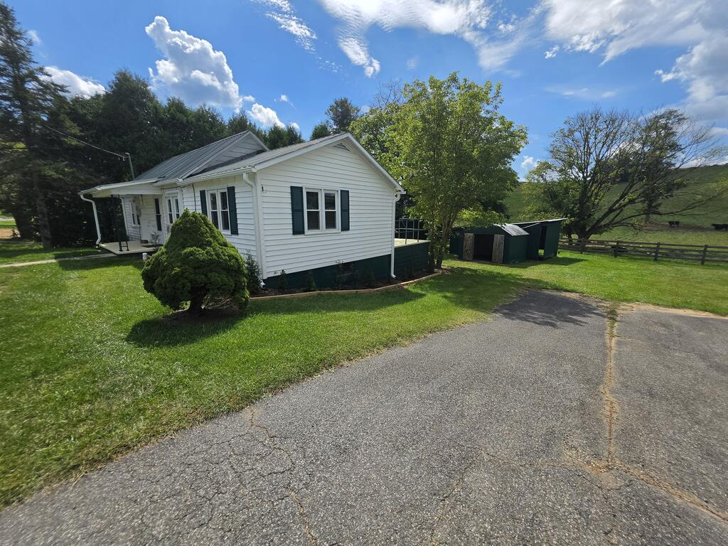 Photo of 308 Kenbrook Dr, Galax, VA 24333 (MLS # 111950)