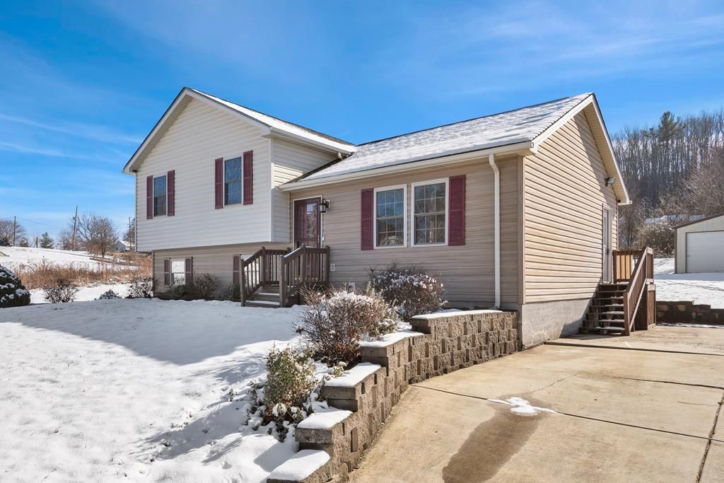 Photo of 289 Whispering Pines Rd, Max Meadows, VA 24382 (MLS # 104348)