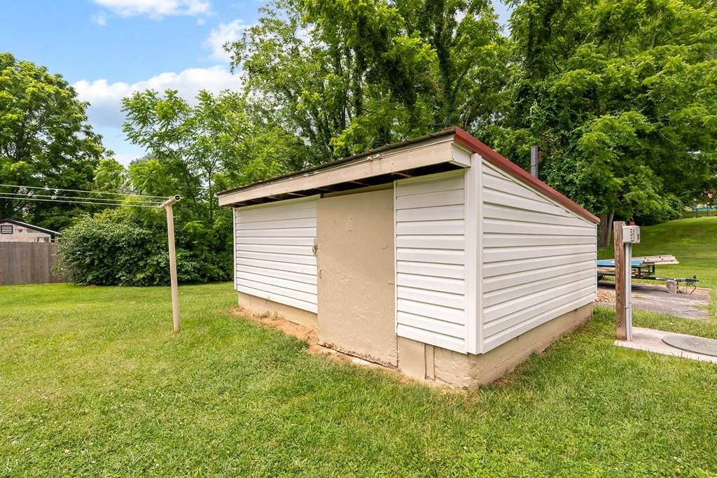 Wytheville, Virginia 24382, United States, 4 Bedrooms Bedrooms, ,2 BathroomsBathrooms,Residential,Active,170510