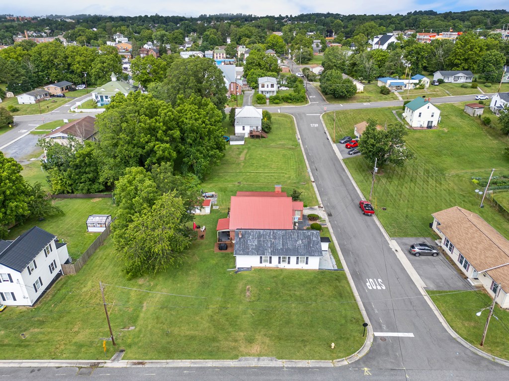 Wytheville, Virginia 24382, United States, 4 Bedrooms Bedrooms, ,2 BathroomsBathrooms,Residential,Active,170510
