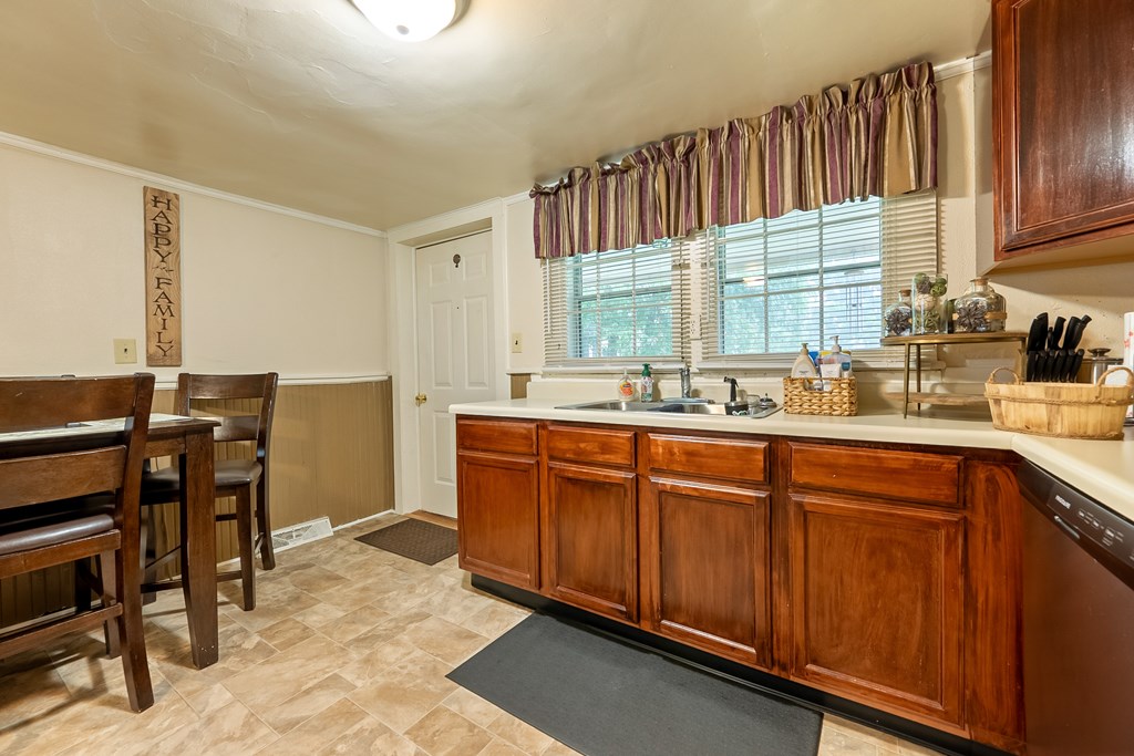 Wytheville, Virginia 24382, United States, 4 Bedrooms Bedrooms, ,2 BathroomsBathrooms,Residential,Active,170510