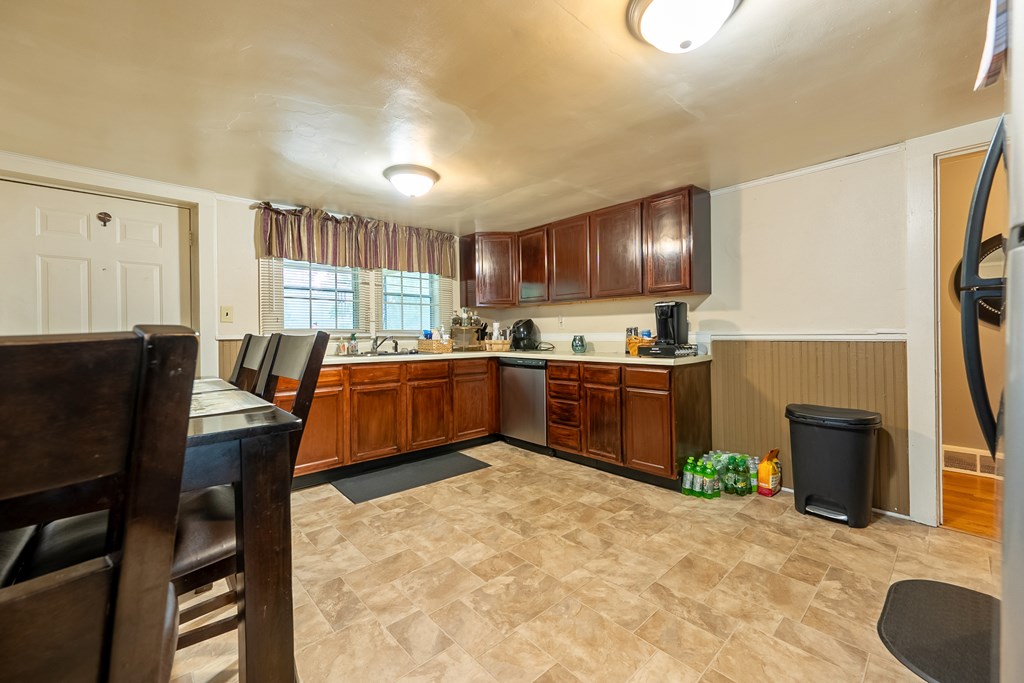 Wytheville, Virginia 24382, United States, 4 Bedrooms Bedrooms, ,2 BathroomsBathrooms,Residential,Active,170510